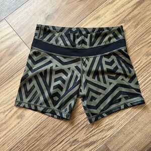 Lululemon Chevron Shuffle Black and Green Workout Womens Shorts